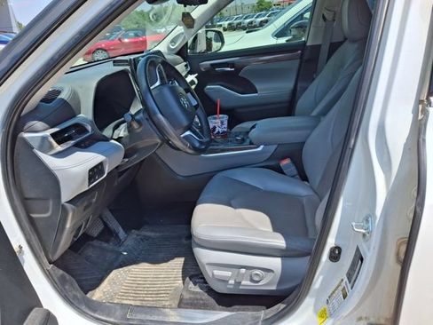 Used 2023 Toyota Highlander Platinum AWD/4WD image 2
