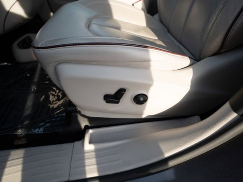 Used 2020 Chrysler Pacifica Limited w/ Advanced Safetytec Group image 12