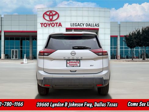 Used 2024 Nissan Rogue SV FWD image 8