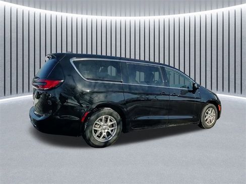 Used 2024 Chrysler Pacifica Touring-L image 9