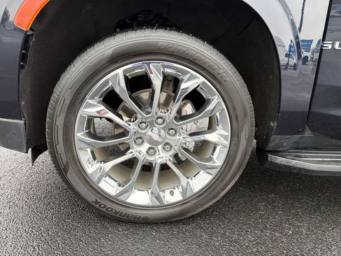 Used 2023 Chevrolet Suburban LT w/ Luxury Package image 28