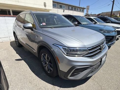 Used 2022 Volkswagen Tiguan SE FWD image 3