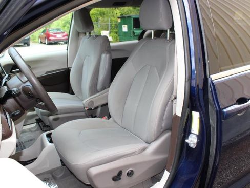 Used 2020 Chrysler Voyager LX image 11