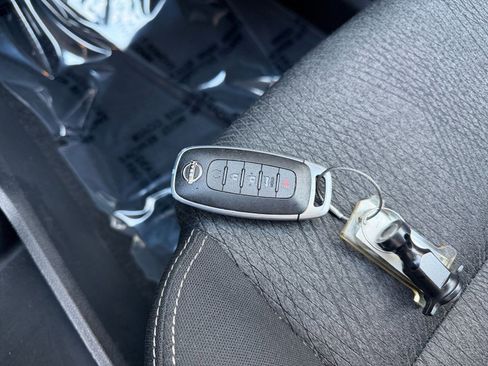 Used 2025 Nissan Rogue SV FWD image 21