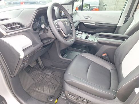 Used 2025 Toyota Sienna XSE FWD image 14