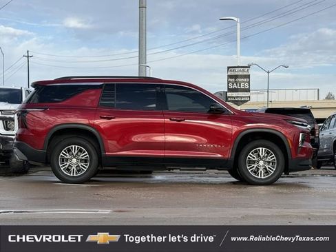 Certified 2025 Chevrolet Traverse LT w/ Driver Confidence Package image 5