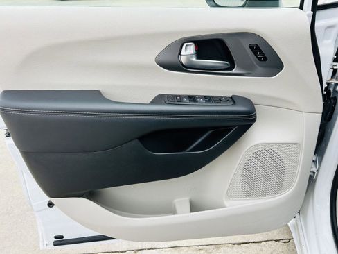 Used 2023 Chrysler Pacifica Touring-L image 12