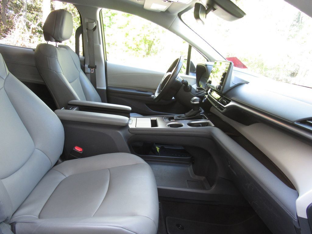 Certified 2024 Toyota Sienna XLE FWD image 19