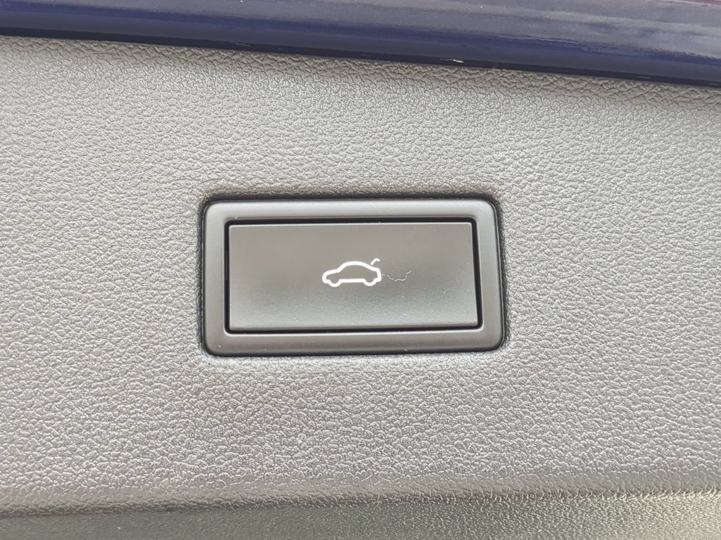 Certified 2022 Volkswagen Tiguan SE FWD image 10