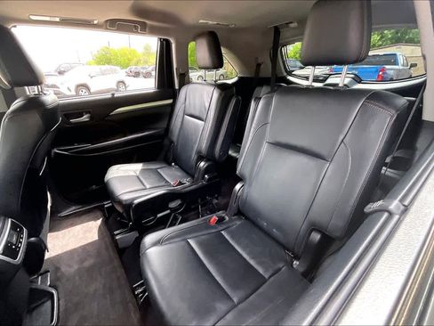 Used 2018 Toyota Highlander XLE image 21