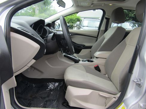 Used 2013 Ford Focus SE w/ SE Winter Pkg FWD image 16