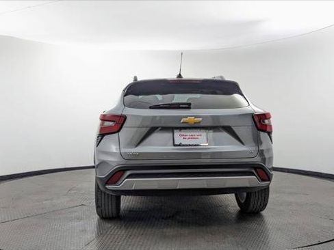Used 2025 Chevrolet Trax LT FWD image 7