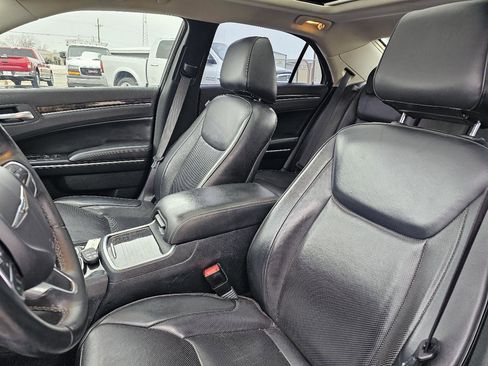 Used 2017 Chrysler 300 C image 7