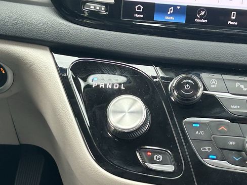 Used 2023 Chrysler Pacifica Touring-L FWD image 21