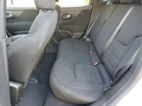 Used 2021 Jeep Renegade Latitude FWD image 11