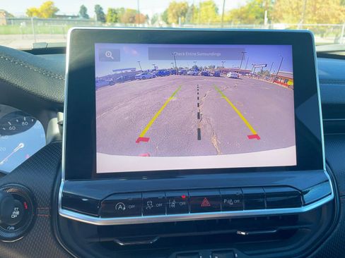 Used 2025 Jeep Compass Trailhawk image 17