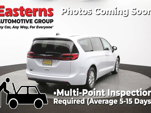 Used 2023 Chrysler Pacifica Touring-L FWD image 41