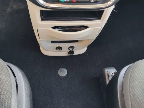 Used 2018 Dodge Grand Caravan SE w/ UConnect Hands-Free Group image 25