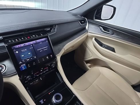 Used 2023 Jeep Grand Cherokee Limited w/ Black Appearance Package image 25