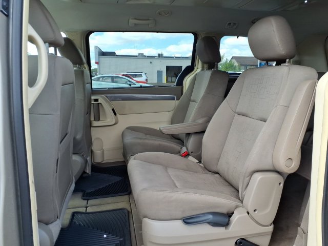 Used 2009 Volkswagen Routan SE FWD image 9