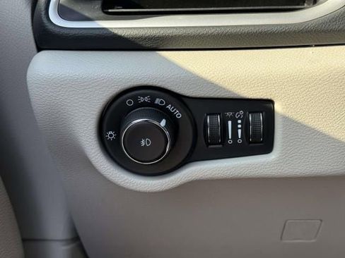 Used 2023 Chrysler Pacifica Touring-L FWD image 19