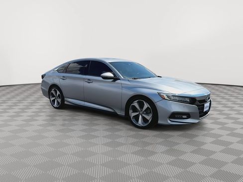 Used 2018 Honda Accord Touring image 2
