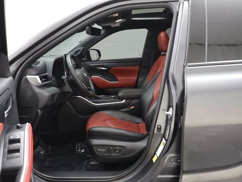 Used 2022 Toyota Highlander XSE AWD/4WD image 5