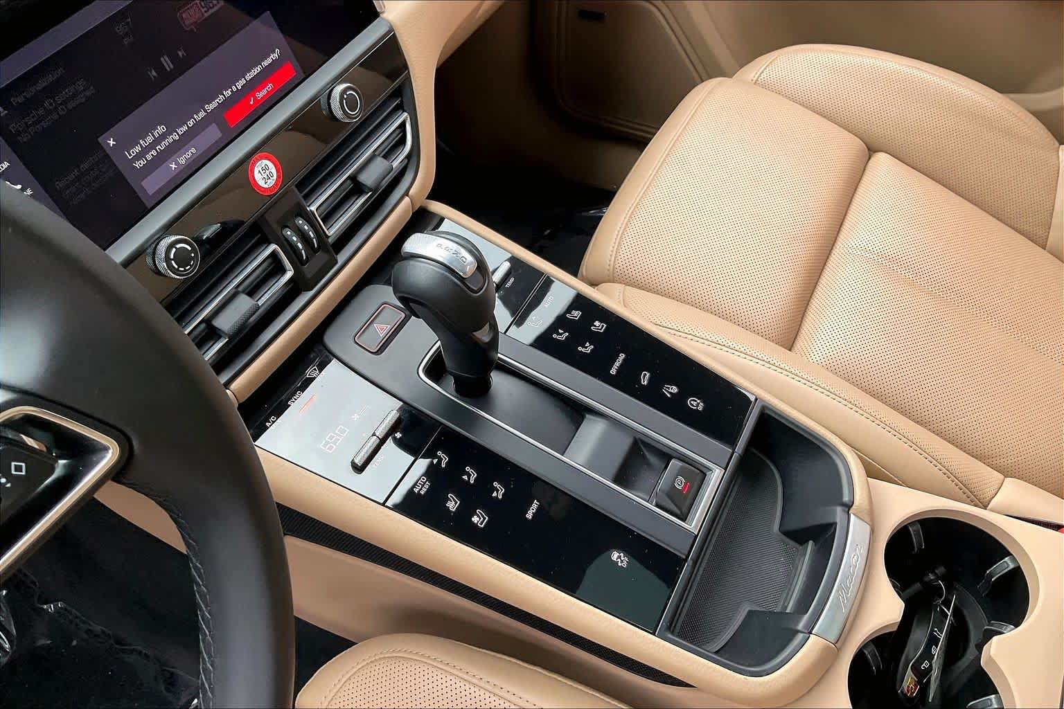 Used 2024 Porsche Macan AWD/4WD image 15