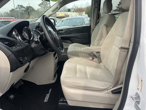 Used 2017 Dodge Grand Caravan SE image 8