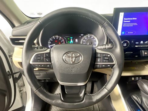 Used 2024 Toyota Highlander XLE FWD image 17