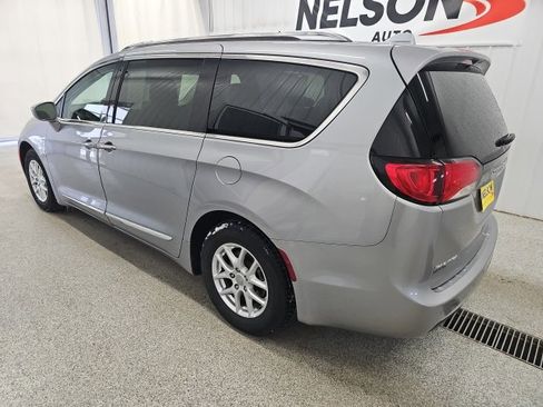 Used 2020 Chrysler Pacifica Touring-L image 9