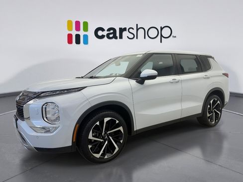 Used 2023 Mitsubishi Outlander SE image 1