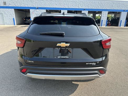 Used 2025 Chevrolet Trax LT FWD image 2