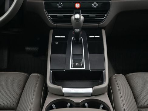 Certified 2026 Porsche Macan image 10