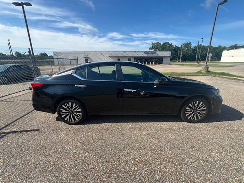 Used 2025 Nissan Altima 2.5 SV FWD image 8