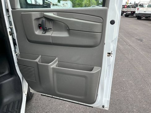 Used 2015 Chevrolet Express 2500 RWD image 17