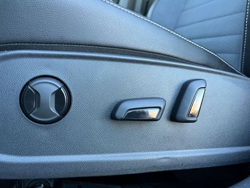 Used 2025 Volkswagen Jetta SE image 24