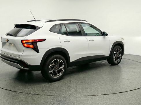 Used 2025 Chevrolet Trax LT w/ LT Convenience Package image 9