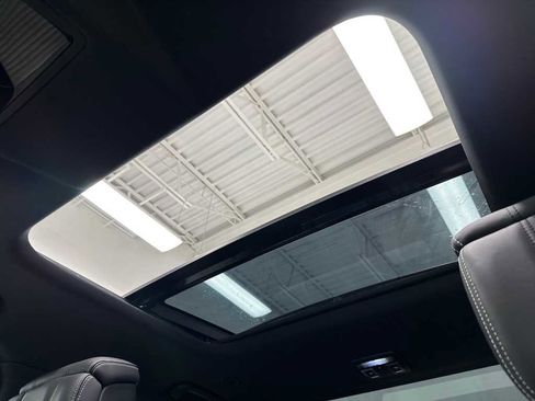 Used 2024 Land Rover Discovery Dynamic SE image 42