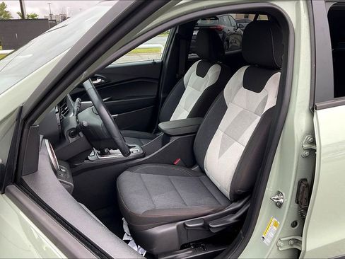 Used 2024 Chevrolet Trax RS FWD image 25