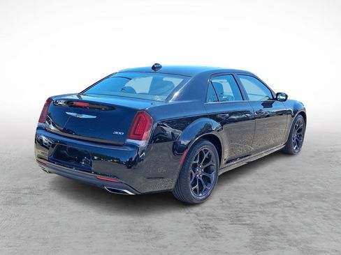 Used 2019 Chrysler 300 Touring w/ Sport Appearance Package RWD image 5