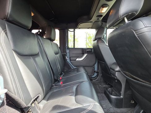Used 2015 Jeep Wrangler Unlimited Rubicon image 23