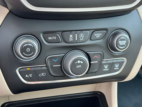 Used 2019 Jeep Cherokee Latitude w/ Popular Appearance Group FWD image 26