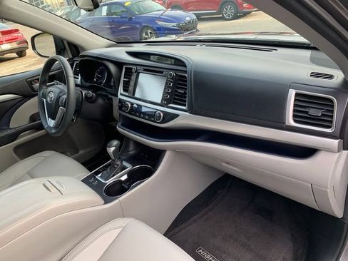 Used 2016 Toyota Highlander XLE FWD image 11