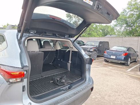 Used 2023 Toyota Highlander LE FWD image 34