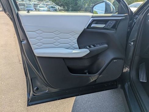 New 2025 Mitsubishi Outlander SEL image 11