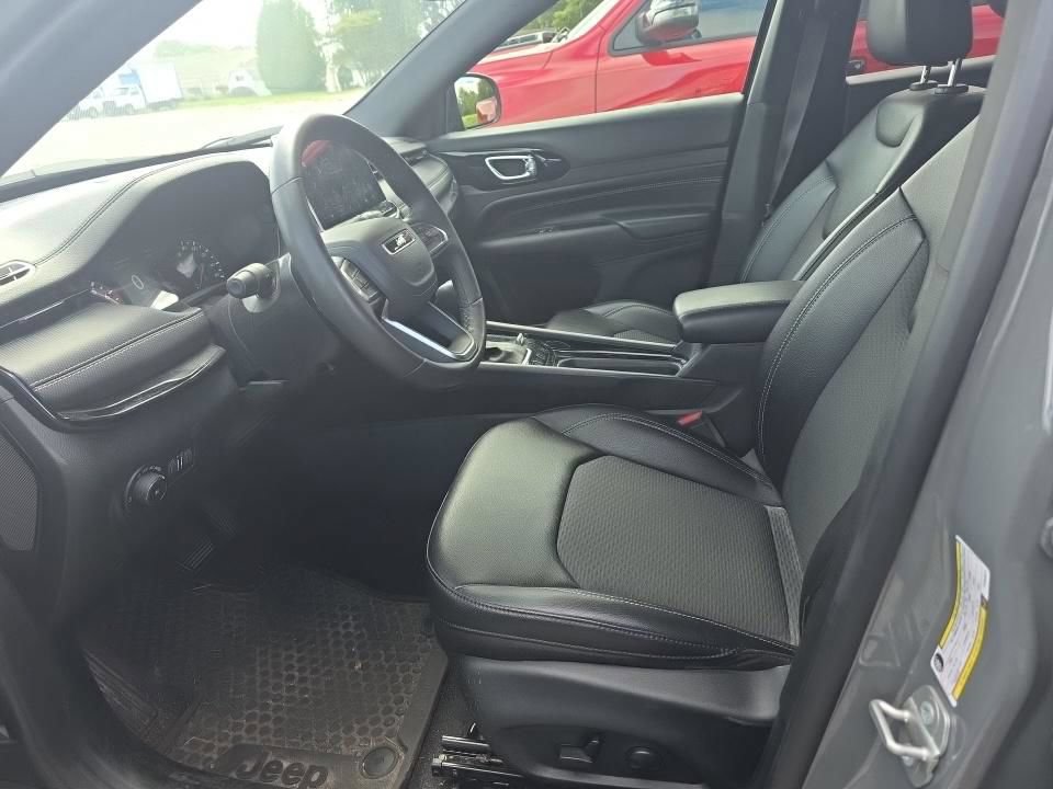 Used 2023 Jeep Compass Latitude w/ Convenience Group AWD/4WD image 7