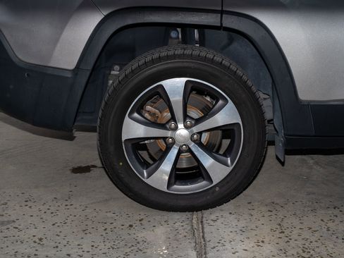 Used 2019 Jeep Cherokee Limited w/ Luxury Group image 42