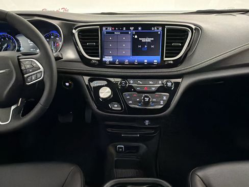 Used 2026 Chrysler Pacifica Select FWD image 20