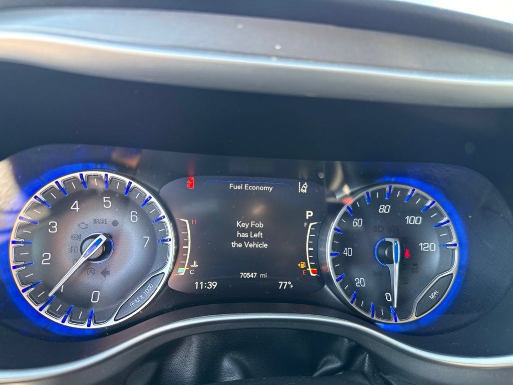 Used 2023 Chrysler Pacifica Touring-L FWD image 13
